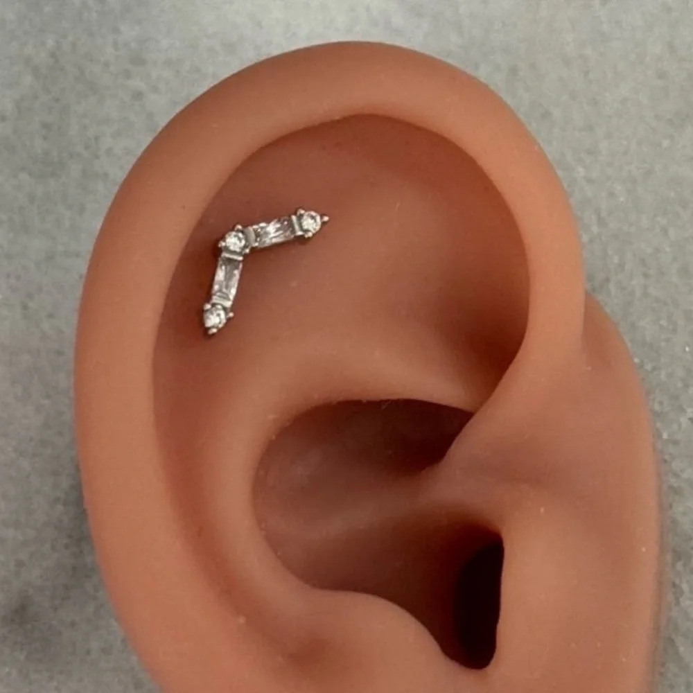 Silver Crystal Arrow Cartilage Earring Brand New

Stainless Steel

Brand New